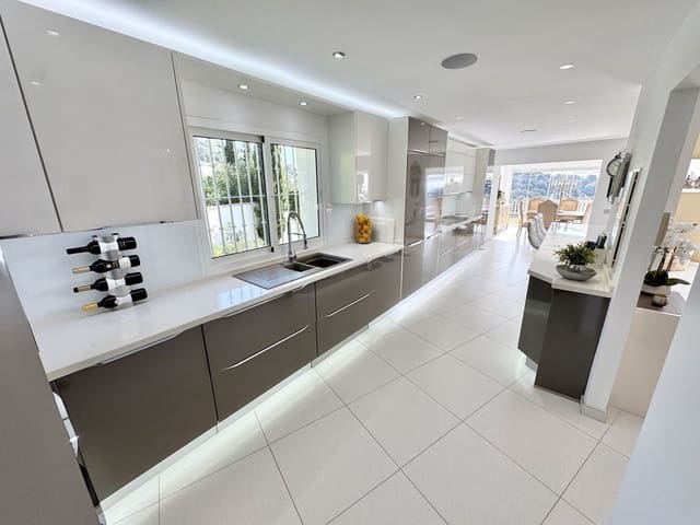 5 camera da letto Villa in vendita in Calahonda, Mijas - 1.100.000 € (Rif: 9650946)