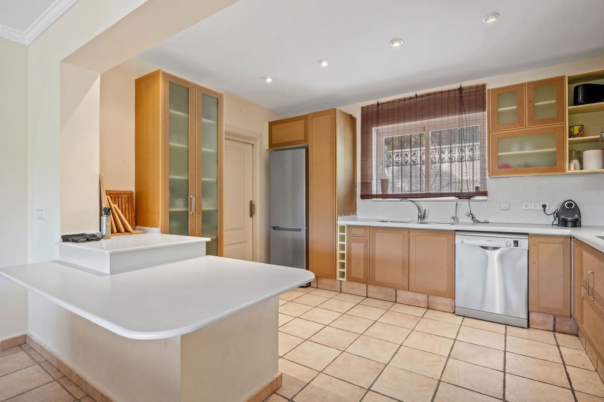 6 makuuhuone Huvila myytävänä paikassa Altea - 985 000 € (Ref: 9654458)