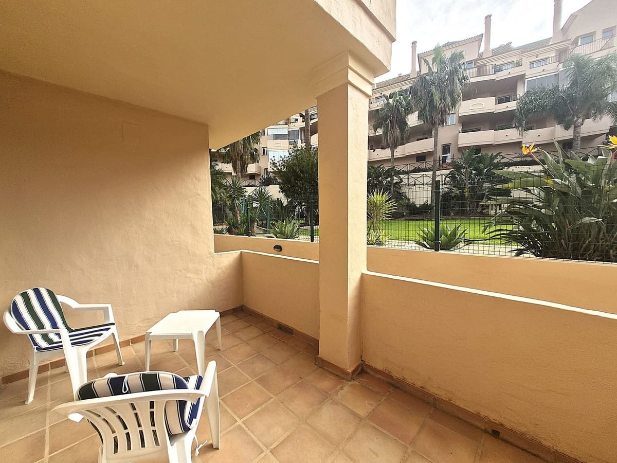 2 bedroom Apartment for sale in La Duquesa / Puerto de la Duquesa with garage - € 270,000 (Ref: 9658110)