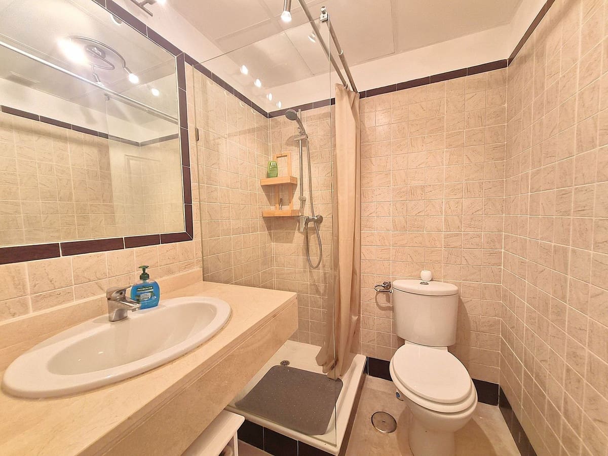 2 bedroom Apartment for sale in La Duquesa / Puerto de la Duquesa with garage - € 270,000 (Ref: 9658110)