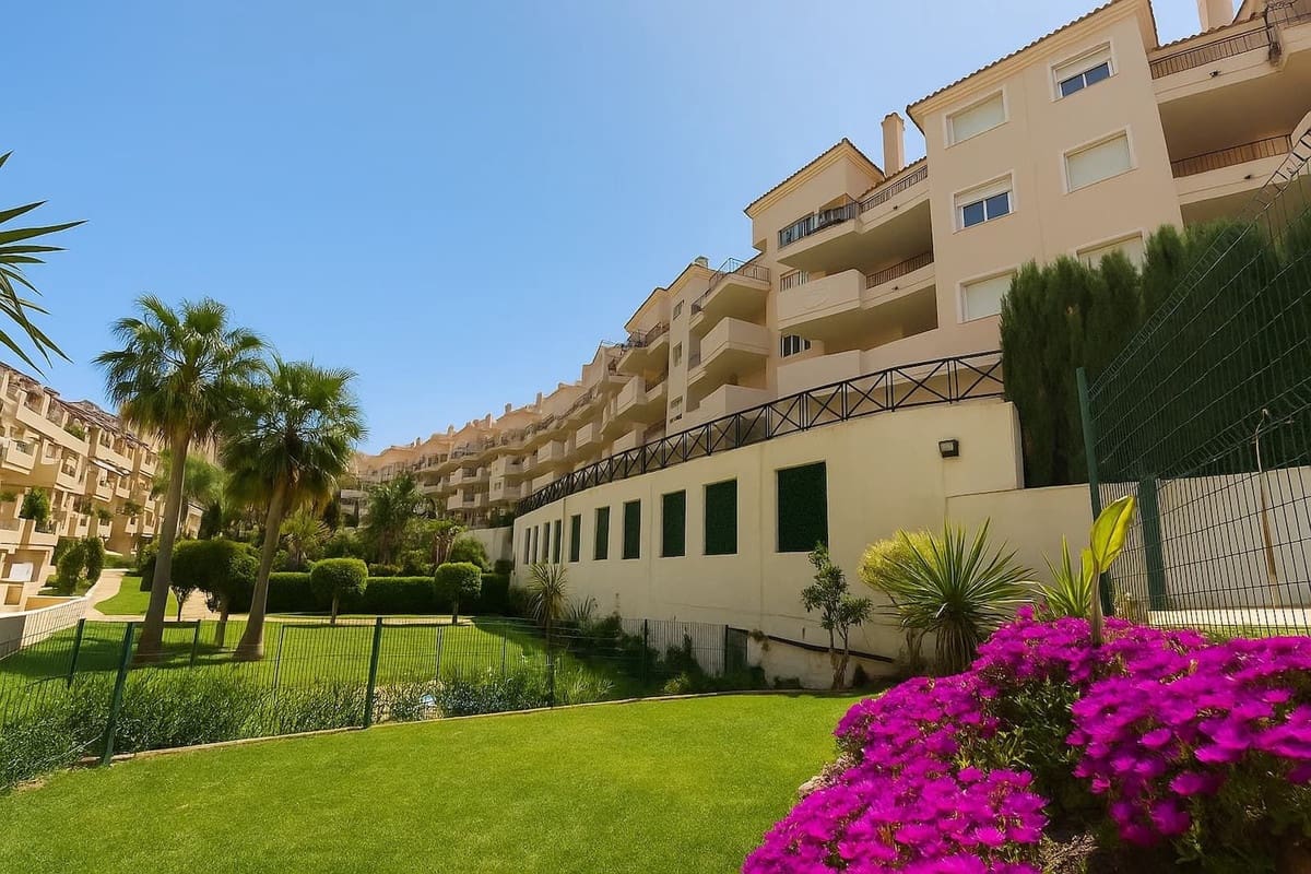 2 bedroom Apartment for sale in La Duquesa / Puerto de la Duquesa with garage - € 270,000 (Ref: 9658110)
