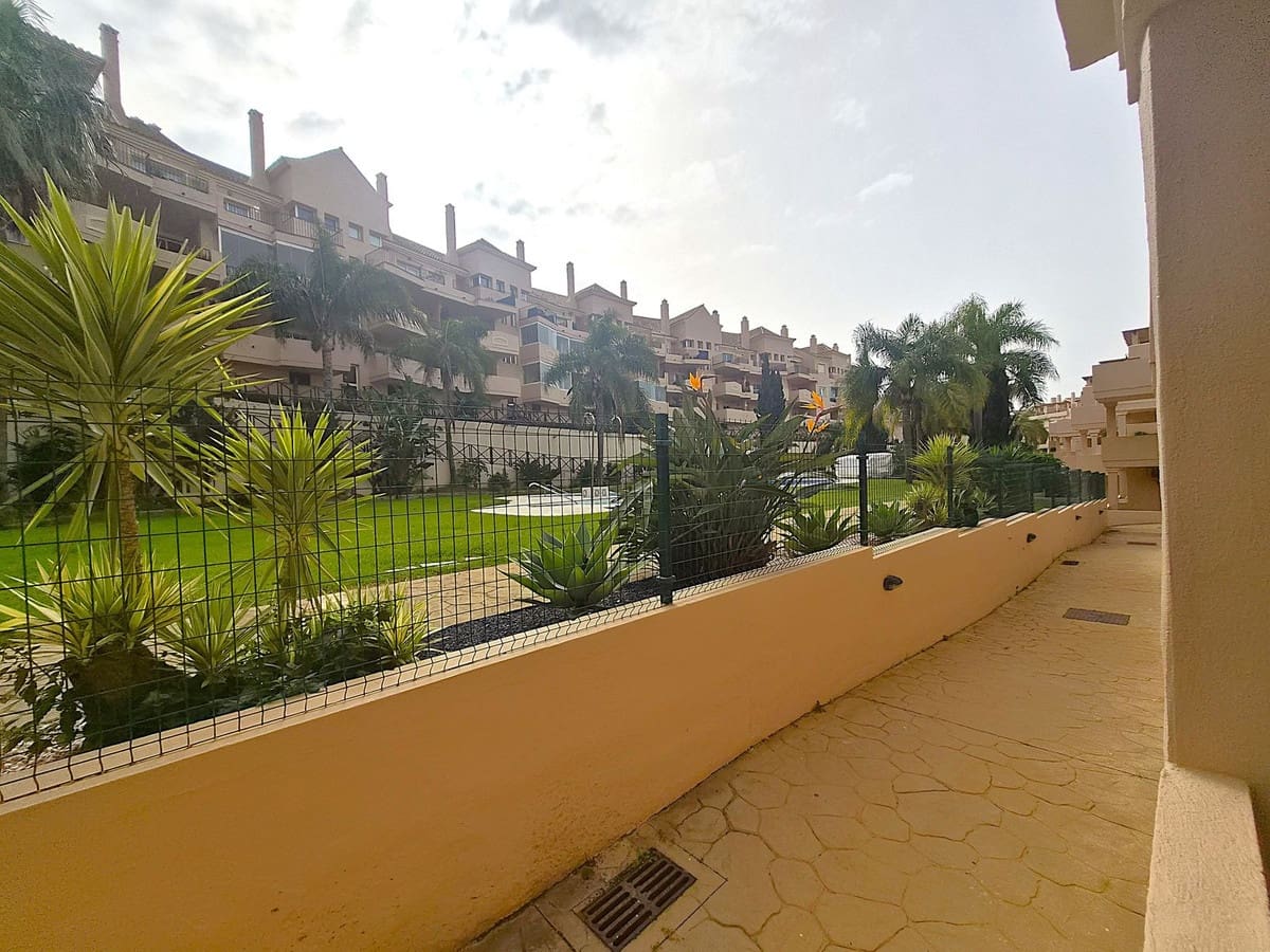 2 bedroom Apartment for sale in La Duquesa / Puerto de la Duquesa with garage - € 270,000 (Ref: 9658110)