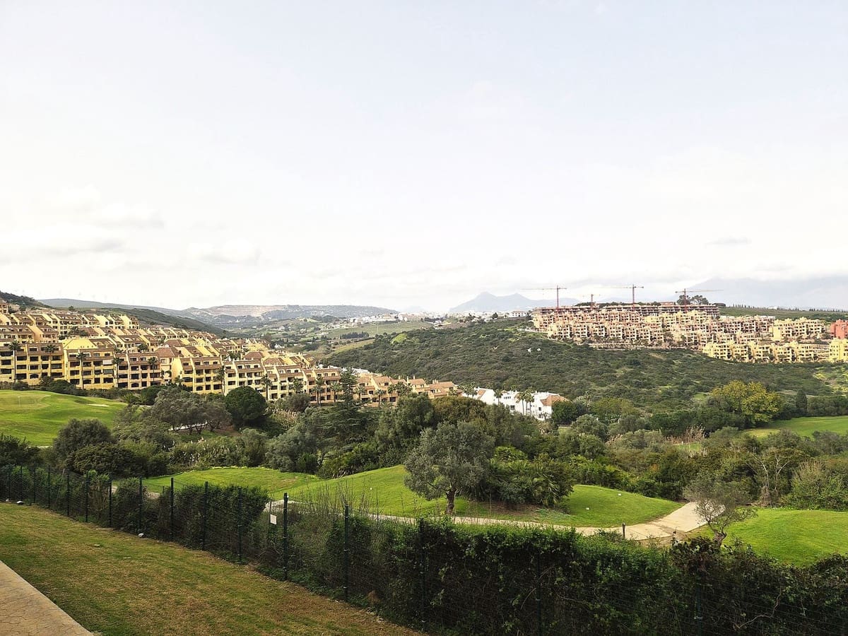 2 bedroom Apartment for sale in La Duquesa / Puerto de la Duquesa with garage - € 270,000 (Ref: 9658110)