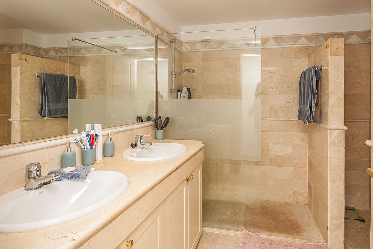 3 bedroom Apartment for sale in Elviria - € 775,000 (Ref: 9673673)