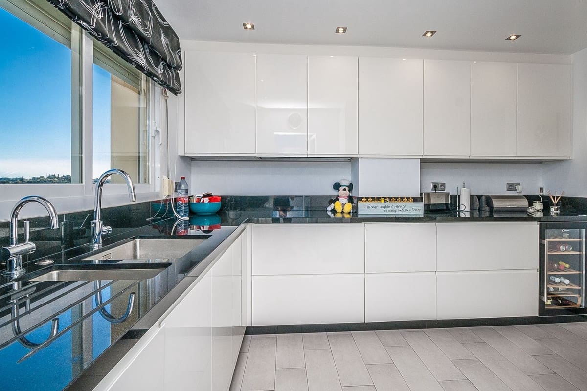 3 bedroom Apartment for sale in Elviria - € 775,000 (Ref: 9673673)