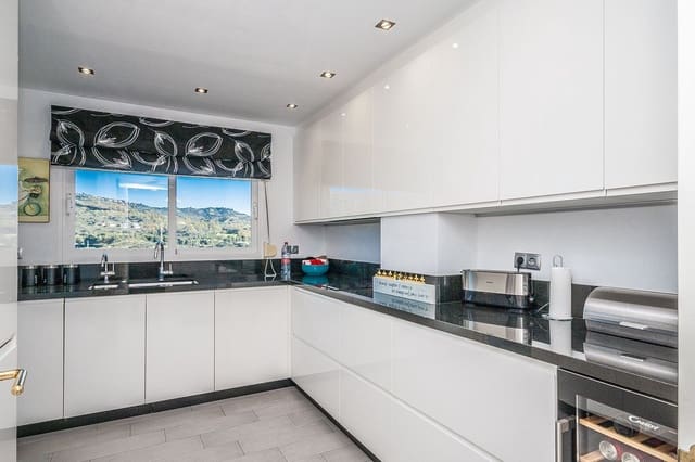 3 bedroom Apartment for sale in Elviria, Marbella - € 775,000 (Ref: 9673673)