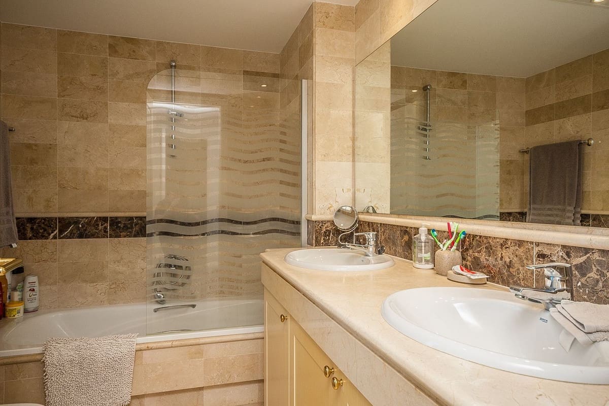 3 bedroom Apartment for sale in Elviria - € 775,000 (Ref: 9673673)