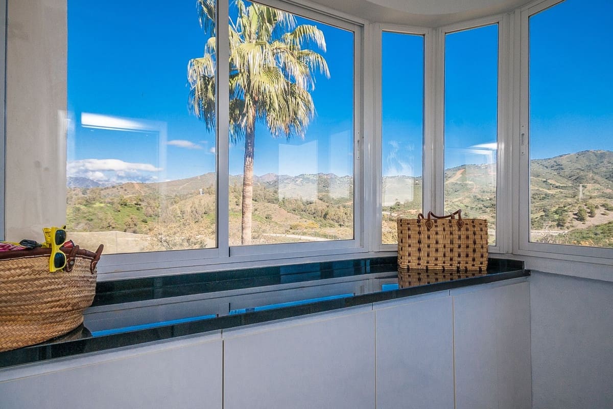 3 bedroom Apartment for sale in Elviria - € 775,000 (Ref: 9673673)