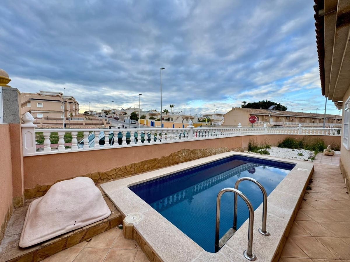3 slaapkamer Villa te koop in Torrevieja - € 330.000 (Ref: 9676575)