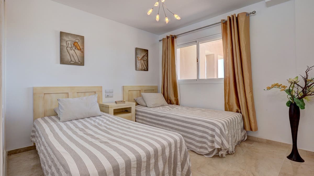 4 quarto Casa em Banda para venda em La Duquesa / Puerto de la Duquesa - 495 000 € (Ref: 9679342)