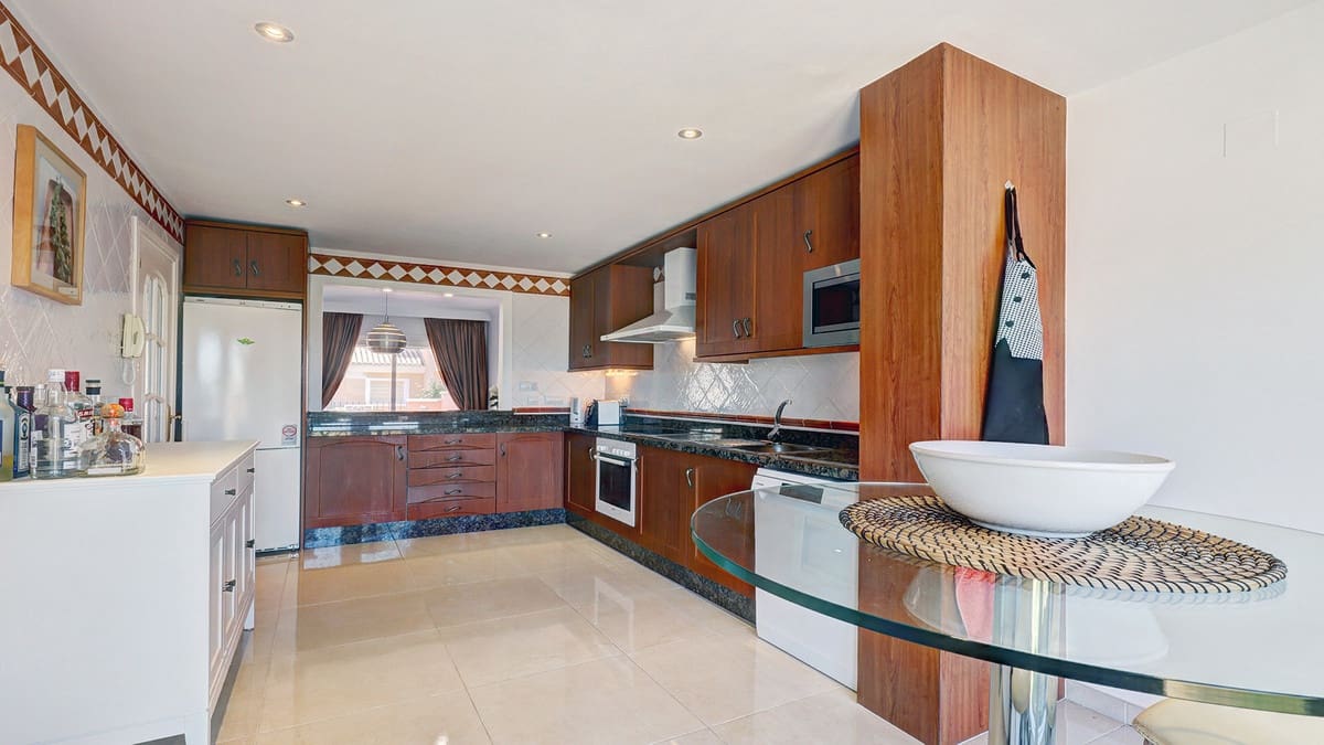 4 bedroom Townhouse for sale in La Duquesa / Puerto de la Duquesa - € 495,000 (Ref: 9679342)