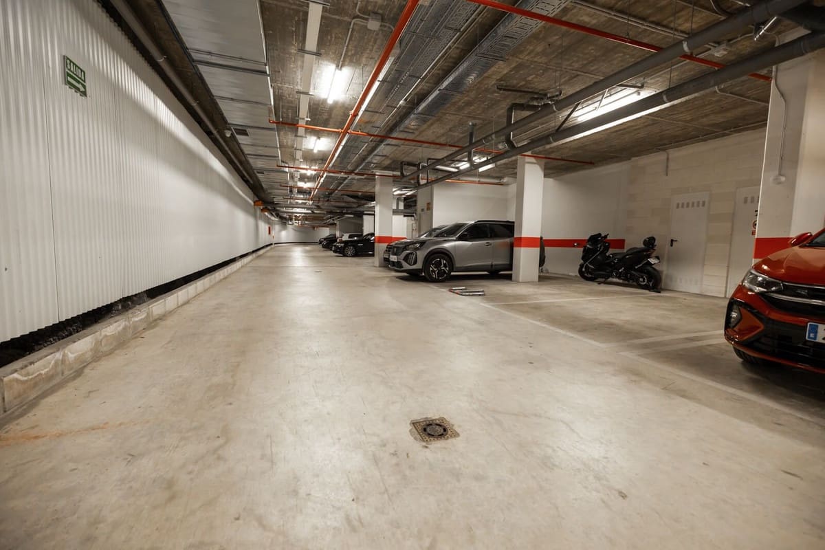 3 bedroom Apartment for sale in Nueva Andalucia with garage - € 495,000 (Ref: 9682209)