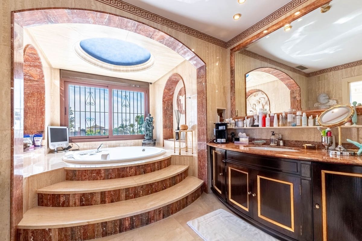 7 makuuhuone Huvila myytävänä paikassa Los Monteros - 7 499 000 € (Ref: 9688739)