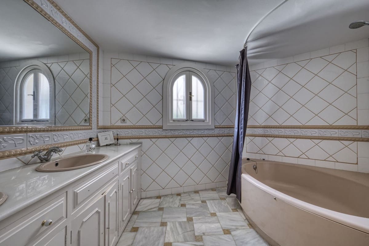 Chalet de 4 habitaciones en Los Arqueros en venta - 2.600.000 € (Ref: 9694536)