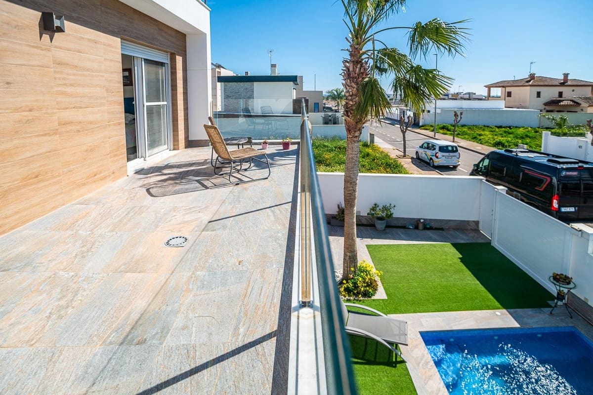 Chalet de 3 habitaciones en Pilar de la Horadada en venta - 450.000 € (Ref: 9694542)