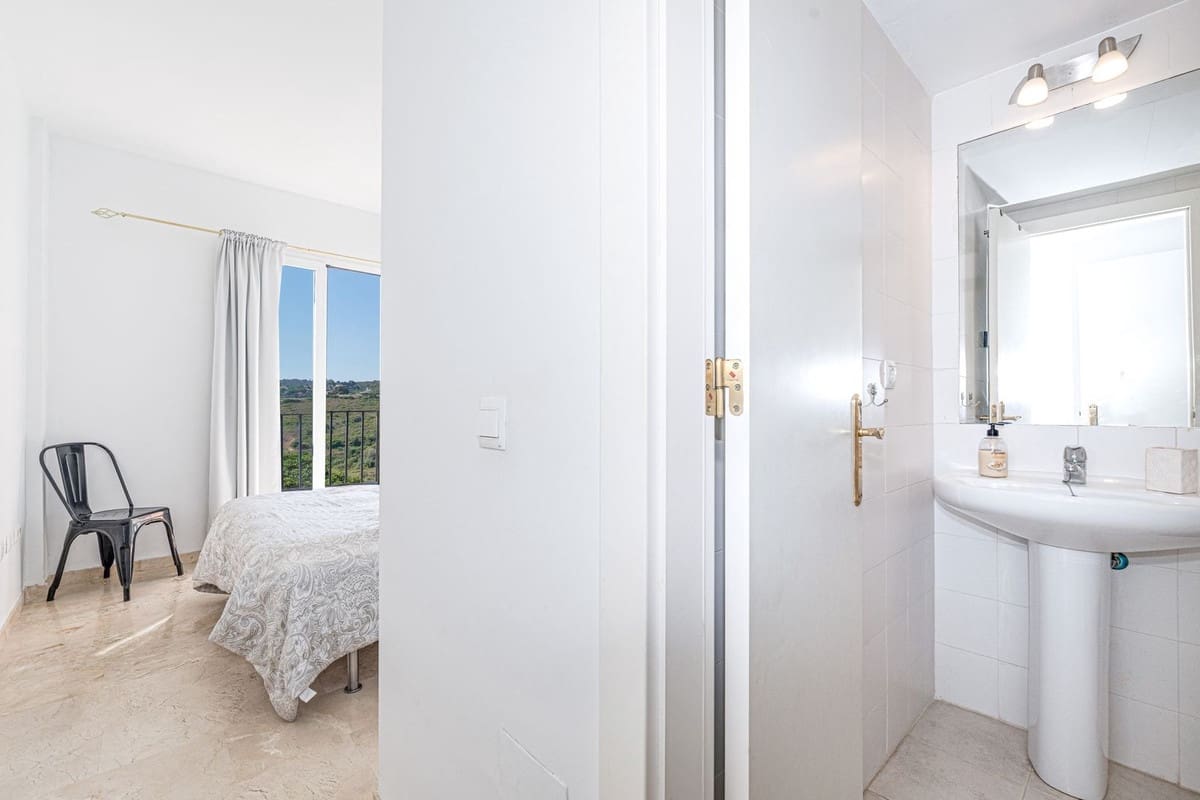 3 soveværelse Penthouse til salg i La Duquesa / Puerto de la Duquesa med garage - € 269.000 (Ref: 9694544)