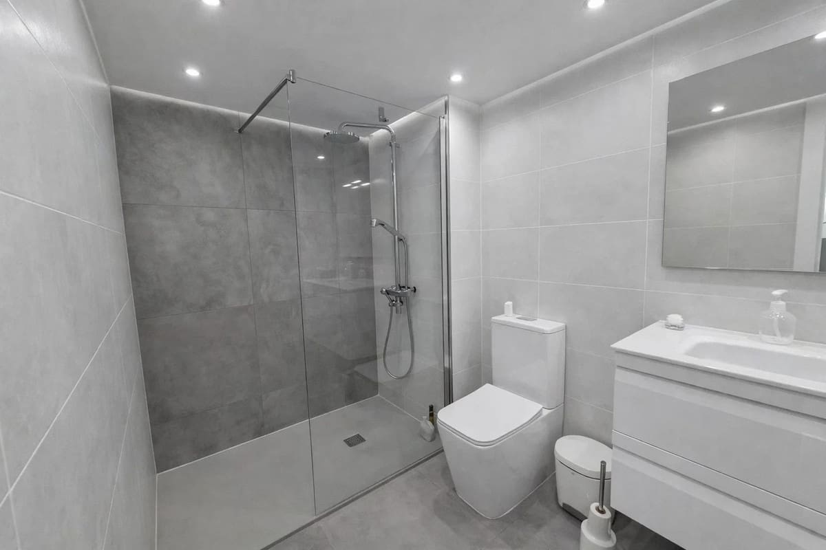 2 soveværelse Lejlighed til salg i La Duquesa / Puerto de la Duquesa med garage - € 310.000 (Ref: 9694550)