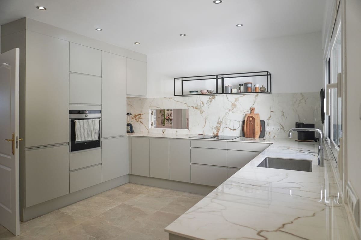 Chalet de 4 habitaciones en Estepona en venta - 899.000 € (Ref: 9697904)