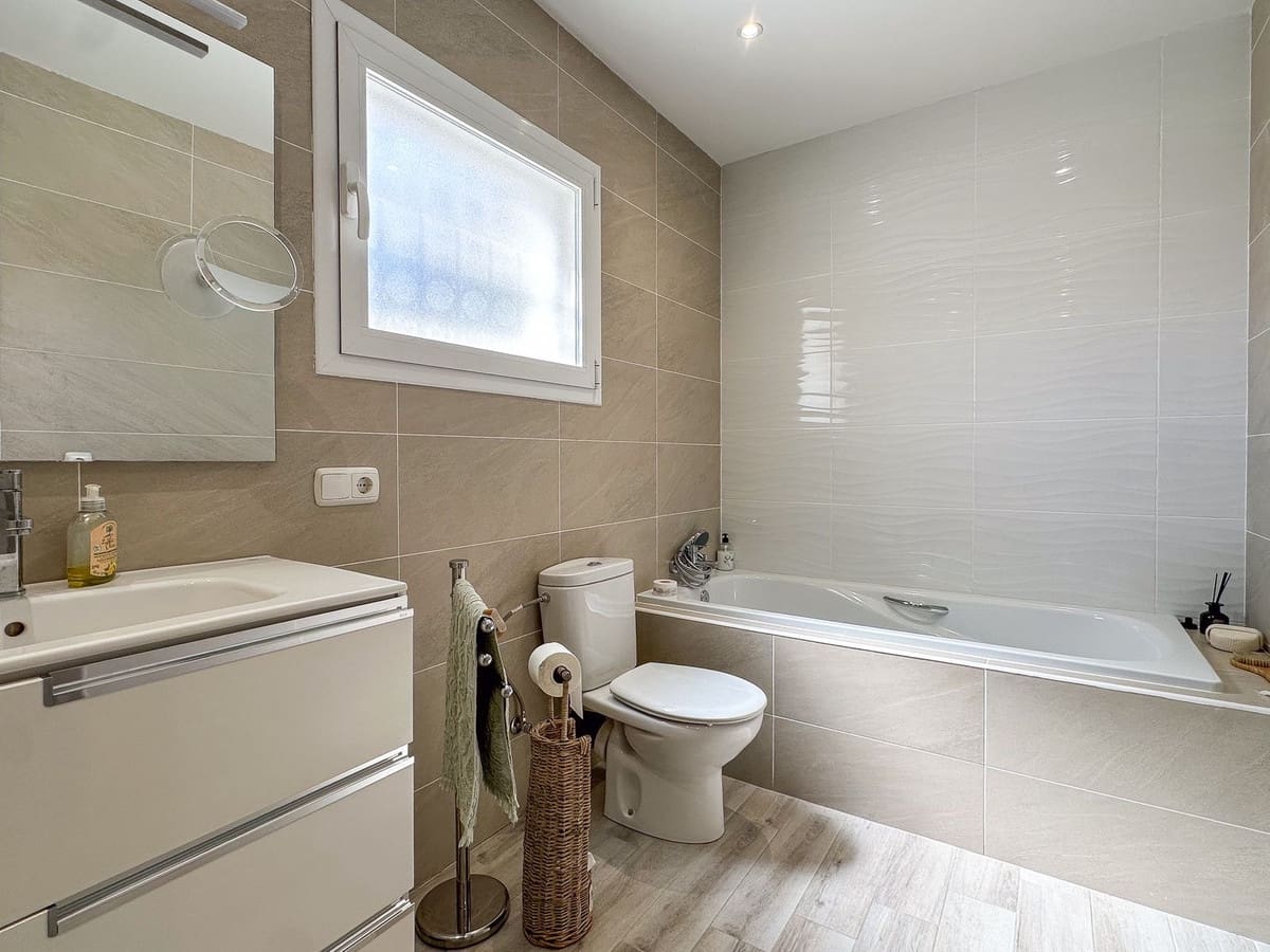 Chalet de 4 habitaciones en Estepona en venta - 899.000 € (Ref: 9697904)