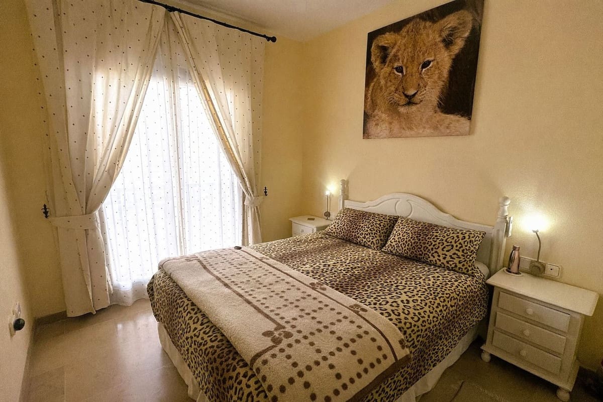 2 bedroom Apartment for sale in La Duquesa / Puerto de la Duquesa with garage - € 295,000 (Ref: 9703370)