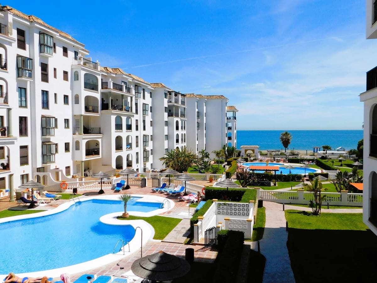 2 bedroom Apartment for sale in La Duquesa / Puerto de la Duquesa with garage - € 295,000 (Ref: 9703370)