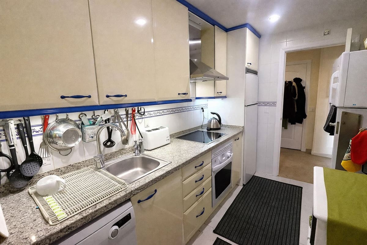 2 bedroom Apartment for sale in La Duquesa / Puerto de la Duquesa with garage - € 295,000 (Ref: 9703370)