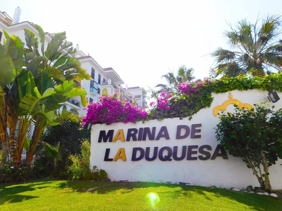 2 bedroom Apartment for sale in La Duquesa / Puerto de la Duquesa with garage - € 295,000 (Ref: 9703370)