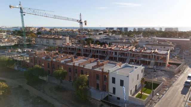 Bungalow de 3 habitaciones en Pilar de la Horadada ciudad, Pilar de la Horadada en venta - 340.000 € (Ref: 9704209)