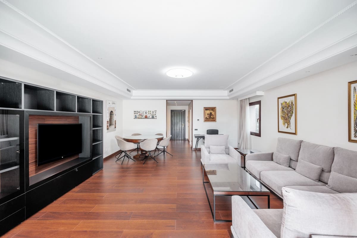 Casa de 4 habitaciones en Golden Mile en venta - 1.395.000 € (Ref: 9720959)