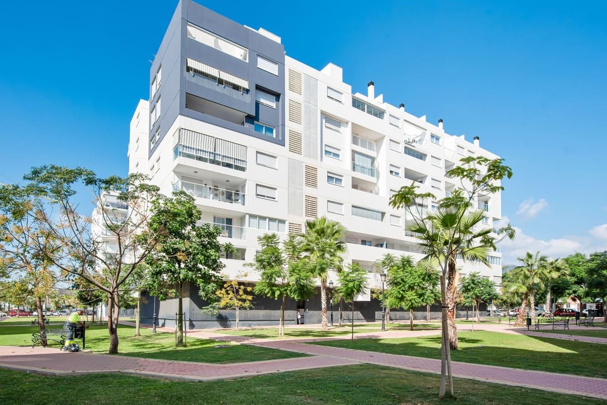 3 bedroom Apartment for sale in Estepona with garage - € 410,000 (Ref: 9726211)