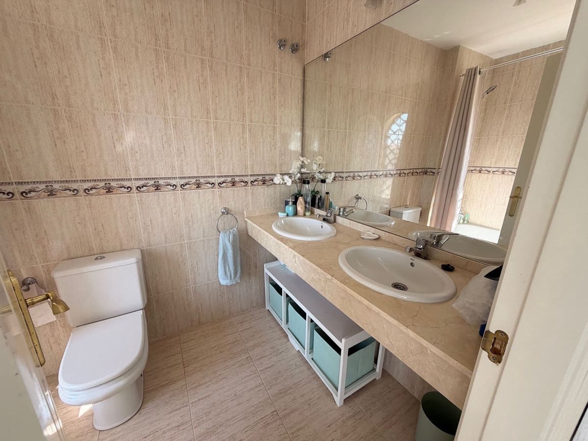 Casa de 4 habitaciones en Calahonda en venta con garaje - 550.000 € (Ref: 9726215)