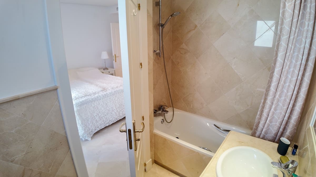 2 bedroom Apartment for sale in Nueva Andalucia - € 595,000 (Ref: 9734174)