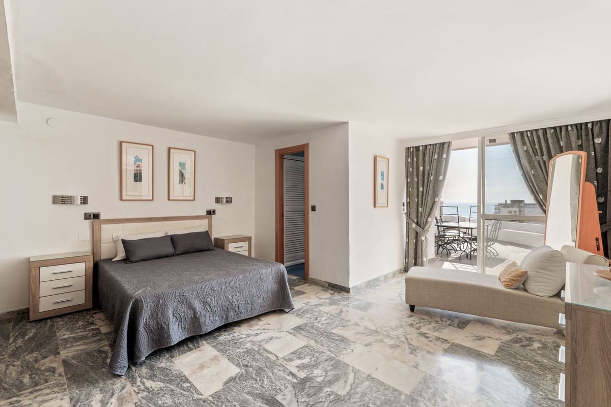 Apartamento de 2 habitaciones en Torremolinos en venta con garaje - 930.000 € (Ref: 9734178)