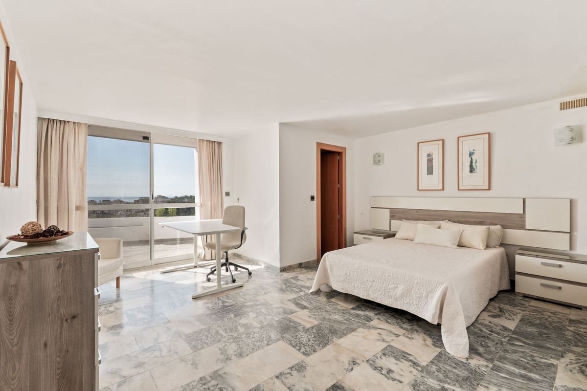 Apartamento de 2 habitaciones en Torremolinos en venta con garaje - 930.000 € (Ref: 9734178)