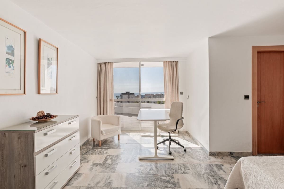 Apartamento de 2 habitaciones en Torremolinos en venta con garaje - 930.000 € (Ref: 9734178)