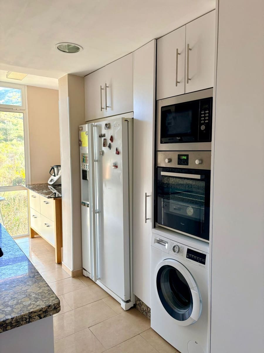 2 bedroom Apartment for sale in Calahonda with garage - € 369,000 (Ref: 9741402)