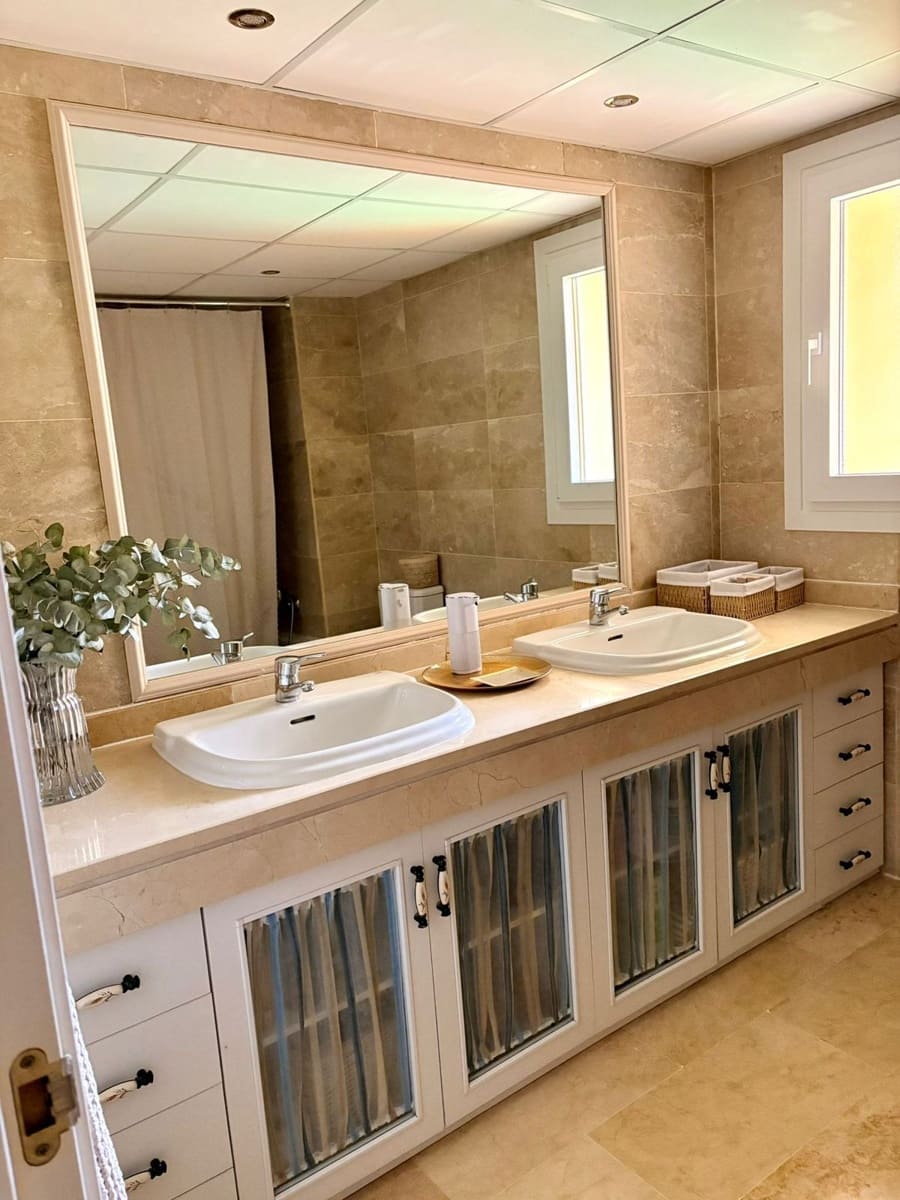 2 bedroom Apartment for sale in Calahonda with garage - € 369,000 (Ref: 9741402)