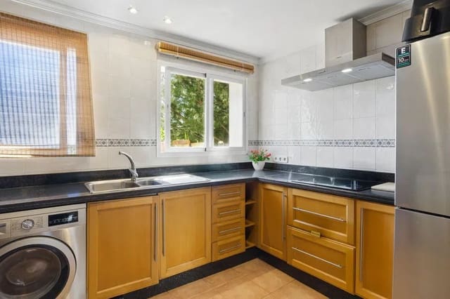 Ático de 4 habitaciones en Puerto Banus, Marbella en venta - 670.000 € (Ref: 9741404)