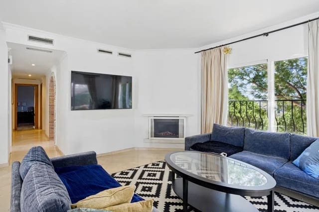 Ático de 4 habitaciones en Puerto Banus, Marbella en venta - 670.000 € (Ref: 9741404)