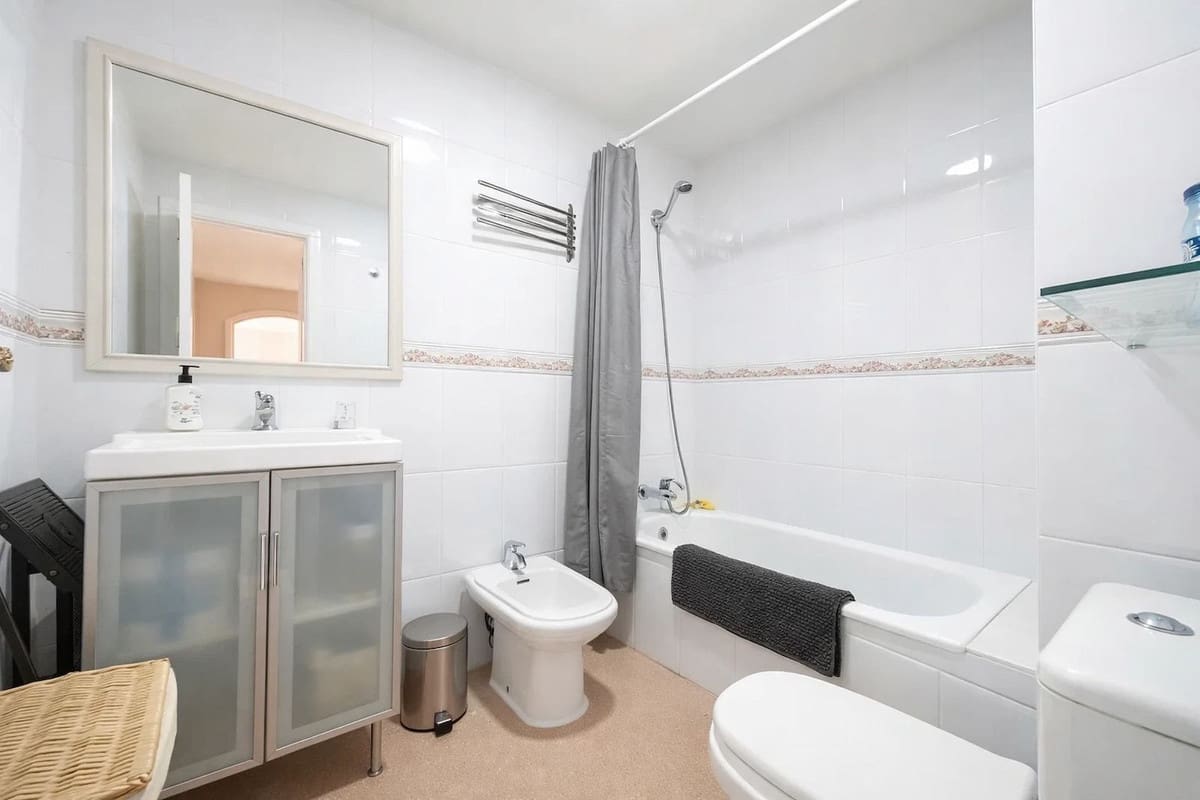 2 soverom Leilighet til salgs i San Luis de Sabinillas med garasje - € 250 000 (Ref: 9751439)