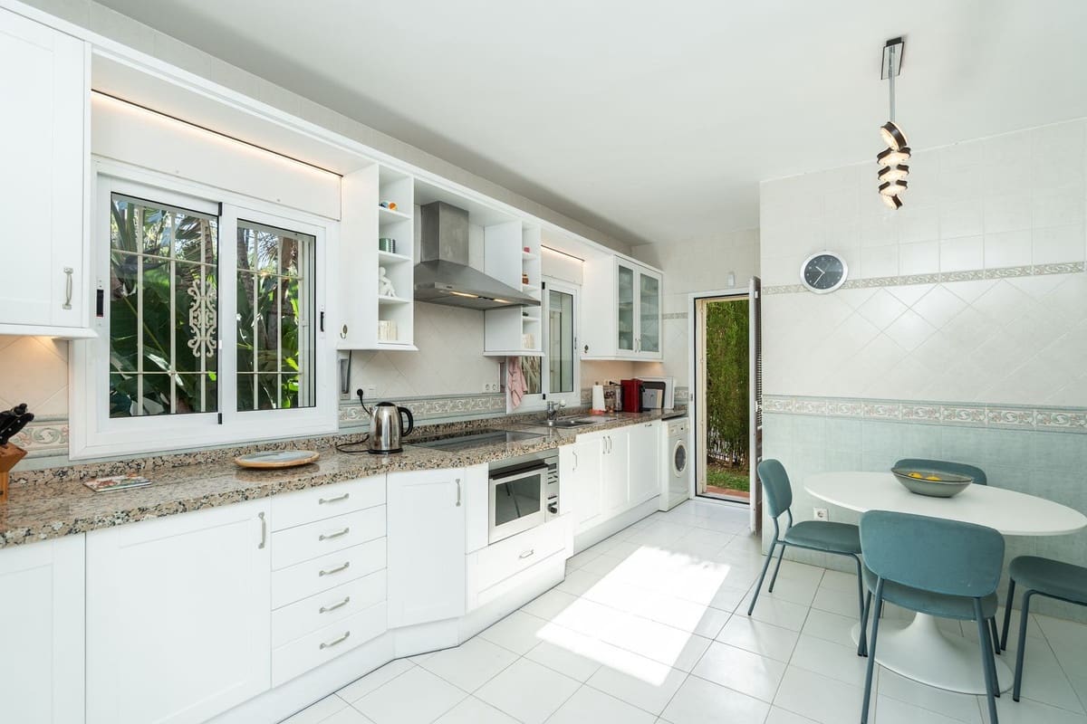 5 slaapkamer Villa te koop in Marbesa - € 1.750.000 (Ref: 9763303)