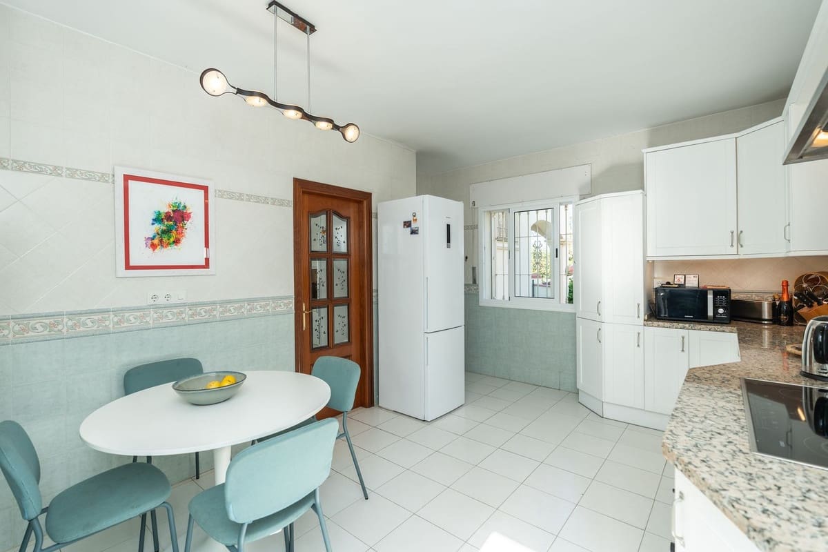 5 slaapkamer Villa te koop in Marbesa - € 1.750.000 (Ref: 9763303)