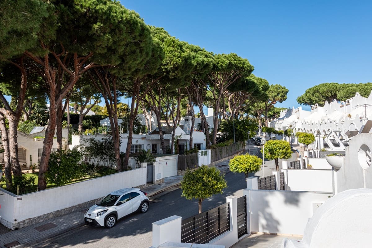 2 bedroom Townhouse for sale in Cabopino - € 335,000 (Ref: 9777368)