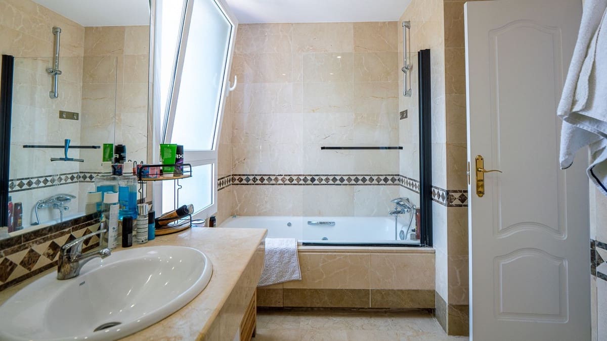 2 soverom Hus til salgs i Nueva Andalucia - € 715 000 (Ref: 9783917)