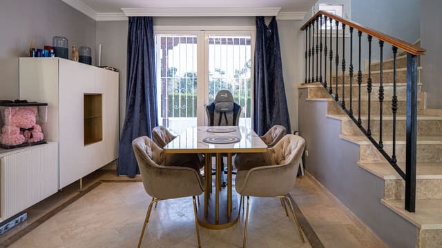 2 soverom Hus til salgs i Puerto Banus, Marbella - € 715 000 (Ref: 9783917)