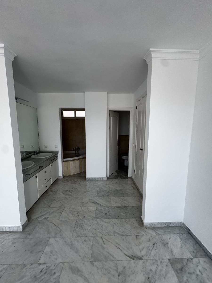 5 slaapkamer Penthouse te koop in Guadalmina - € 1.320.000 (Ref: 9783921)