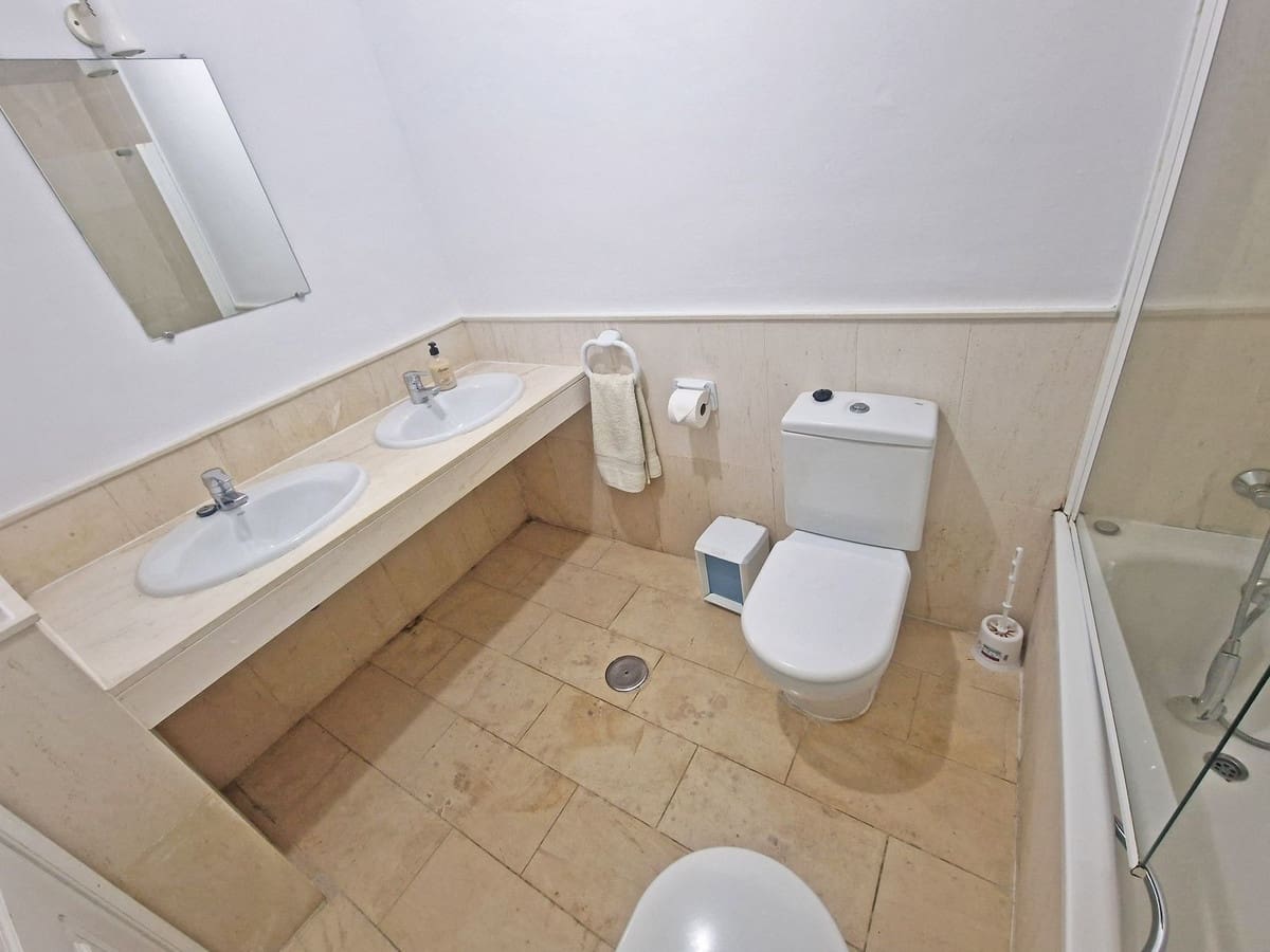 2 bedroom Apartment for sale in Calahonda with garage - € 499,000 (Ref: 9783927)