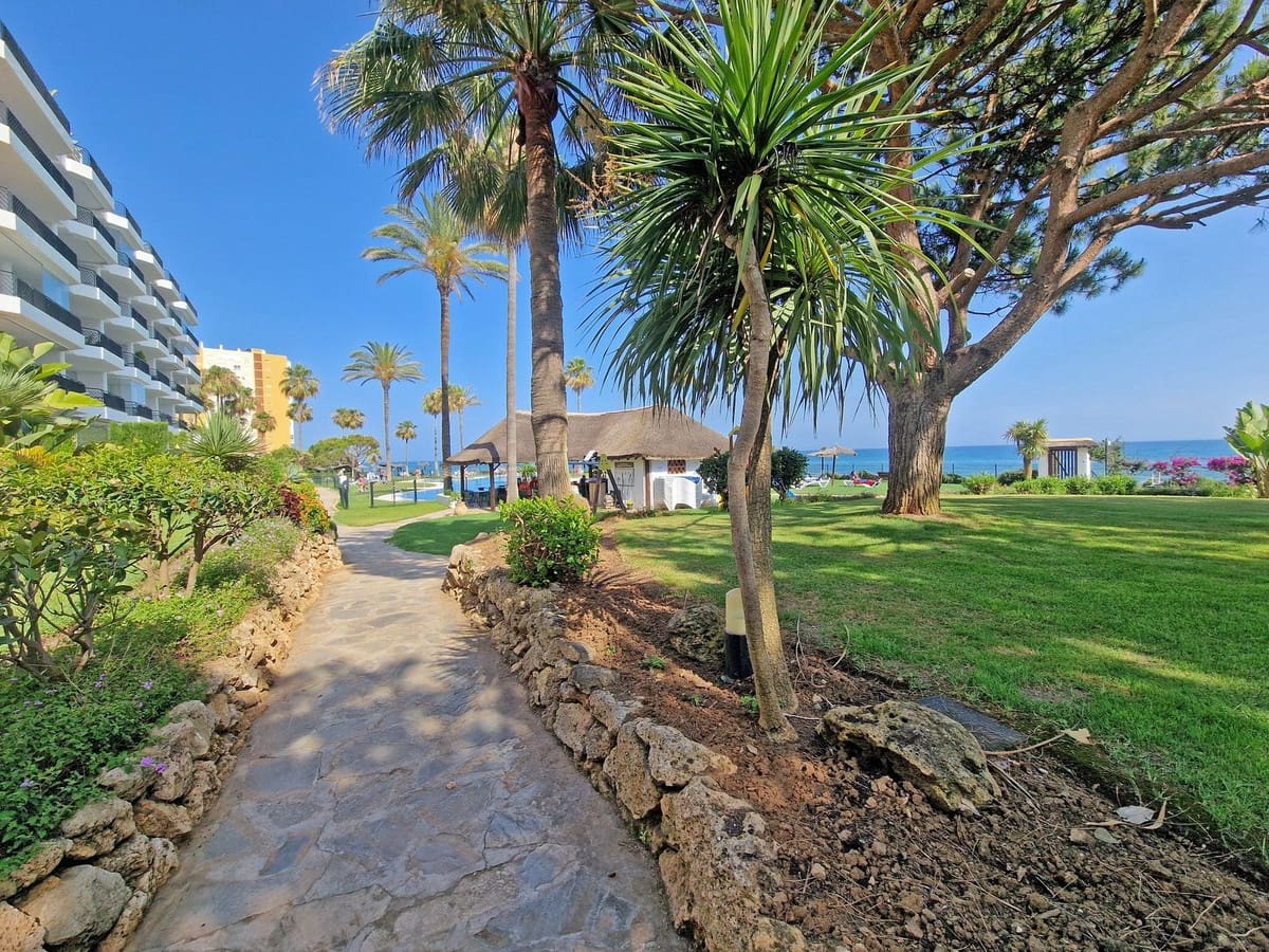 2 bedroom Apartment for sale in Calahonda with garage - € 499,000 (Ref: 9783927)