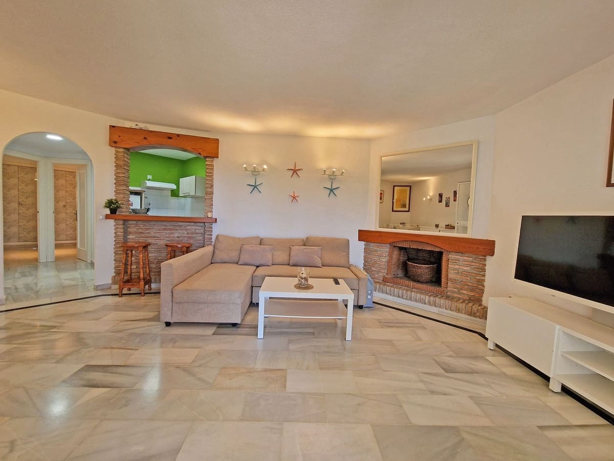 2 bedroom Apartment for sale in Calahonda with garage - € 315,000 (Ref: 9783928)