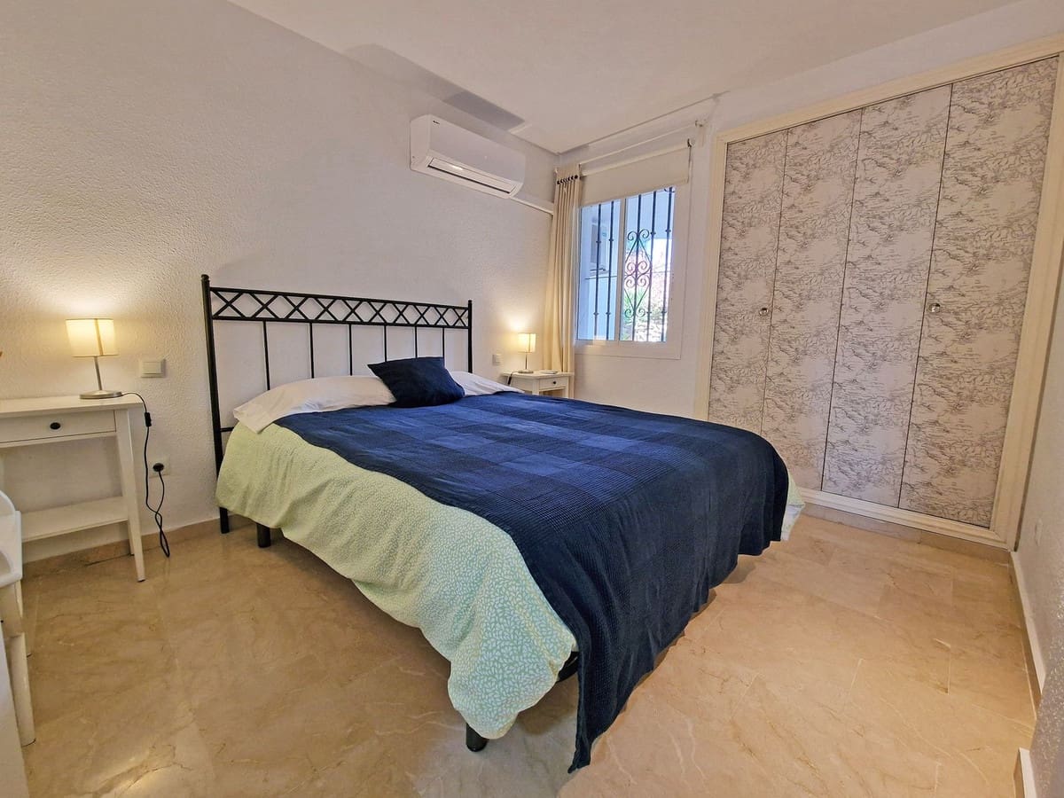 2 bedroom Apartment for sale in Calahonda with garage - € 315,000 (Ref: 9783928)